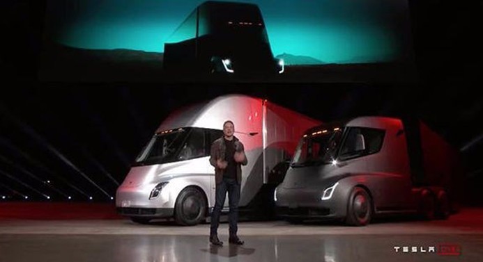 Elon Musk Tesla'nın elektrikli TIR'ını tanıttı