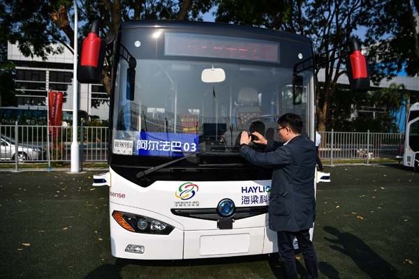 Çin'de insansız otobüsler görücüye çıktı