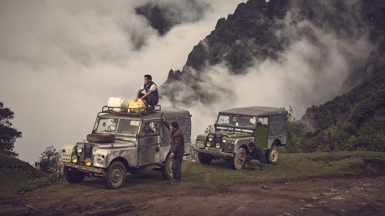 Klasik Land Rover'lar Himalaya Dağları'nda