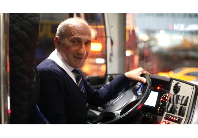 İETT'nin fenomen şoförü Hikmet Yılmaz emekliliğe uğurlandı