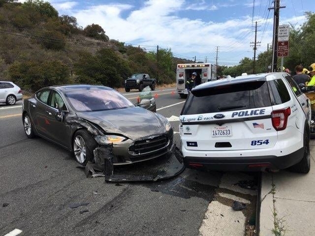 Sürücüsüz Tesla bu kez polis aracına çarptı