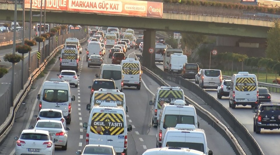 İstanbul trafiğinde yoğunluk: 18 bin servis aracı trafiğe çıktı