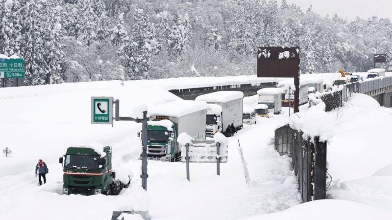 Kar aniden bastırdı, binden fazla sürücü trafikte 40 saat mahsur kaldı