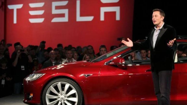 Elon Musk, Tesla araçlara video konferans özelliği geleceğini açıkladı